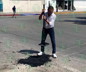 César Flores se pone a rellenar los baches del Centro de Monclova 