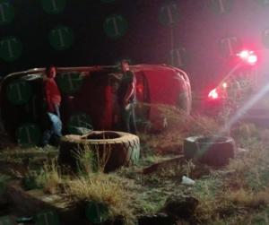 Dama vuelca en su coche en el libramiento Salinas de Gortari