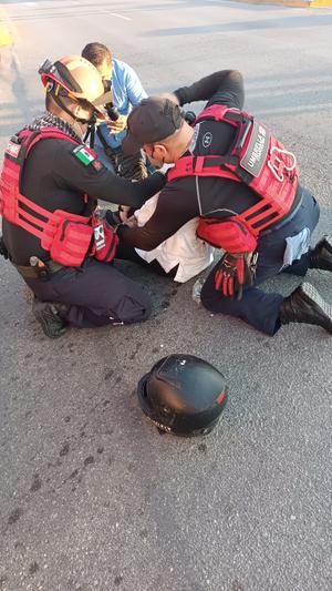 Motociclista resulta lesionado al ser embestido por una pickup