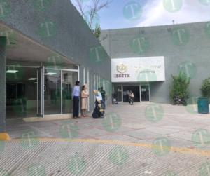 Personal del ISSSTE y maestros protestan por clínica 'obsoleta'