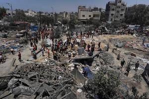 Ataque en un campo de desplazados en Gaza deja al menos 71 muertos