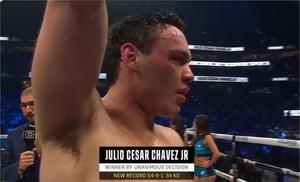 Julio César Chávez Jr. derrota a Uriah Hall por decisión unánime