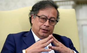 Petro llega 3 horas tarde a desfile militar y le llueven abucheos