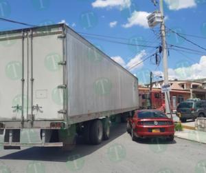 Trailero distraído choca contra auto estacionado en Monclova