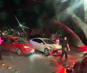 Accidente en El Pueblo deja dos vehículos severamente dañados