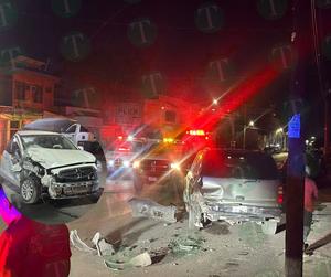 'Fiesta' de "fierros" en la Alameda: choque deja cuantiosos destrozos
