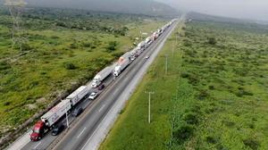 Protestan en caravana de transportistas; denuncian extorsiones