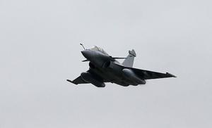 Chocan 2 aviones de la Fuerza Aérea de Francia, buscan a dos tripulantes