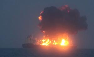 Se incendia buque petrolero en el mar Rojo