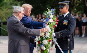 Visita de Trump al cementerio de Arlington causa una nueva controversia