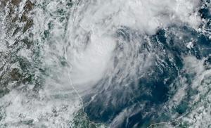 Milton se convierte en tormenta tropical en el Golfo de México