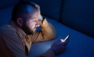 Profeco revela los efectos negativos de usar el celular en la noche