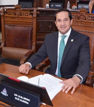 Presenta iniciativa Memo Ruiz