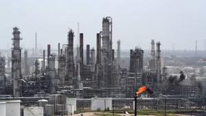 Confirman 2 fallecidos y 35 afectados por fuga de gas en refinería Deer Park