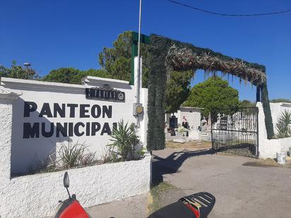 Colocar una lápida en tumba genera otro costo