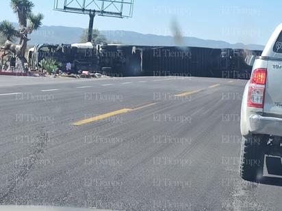 Chofer de tráiler sobrevive a volcadura del armatoste en la 57