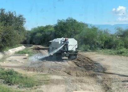 Rehabilitan caminos del Ejido la cruz y anexo Colón