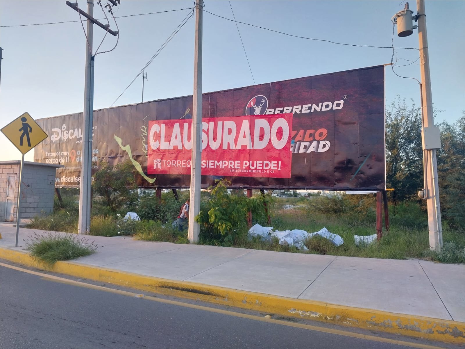 anuncios: Los principales son la instalación de anuncios en espacios públicos y la falta de permisos.