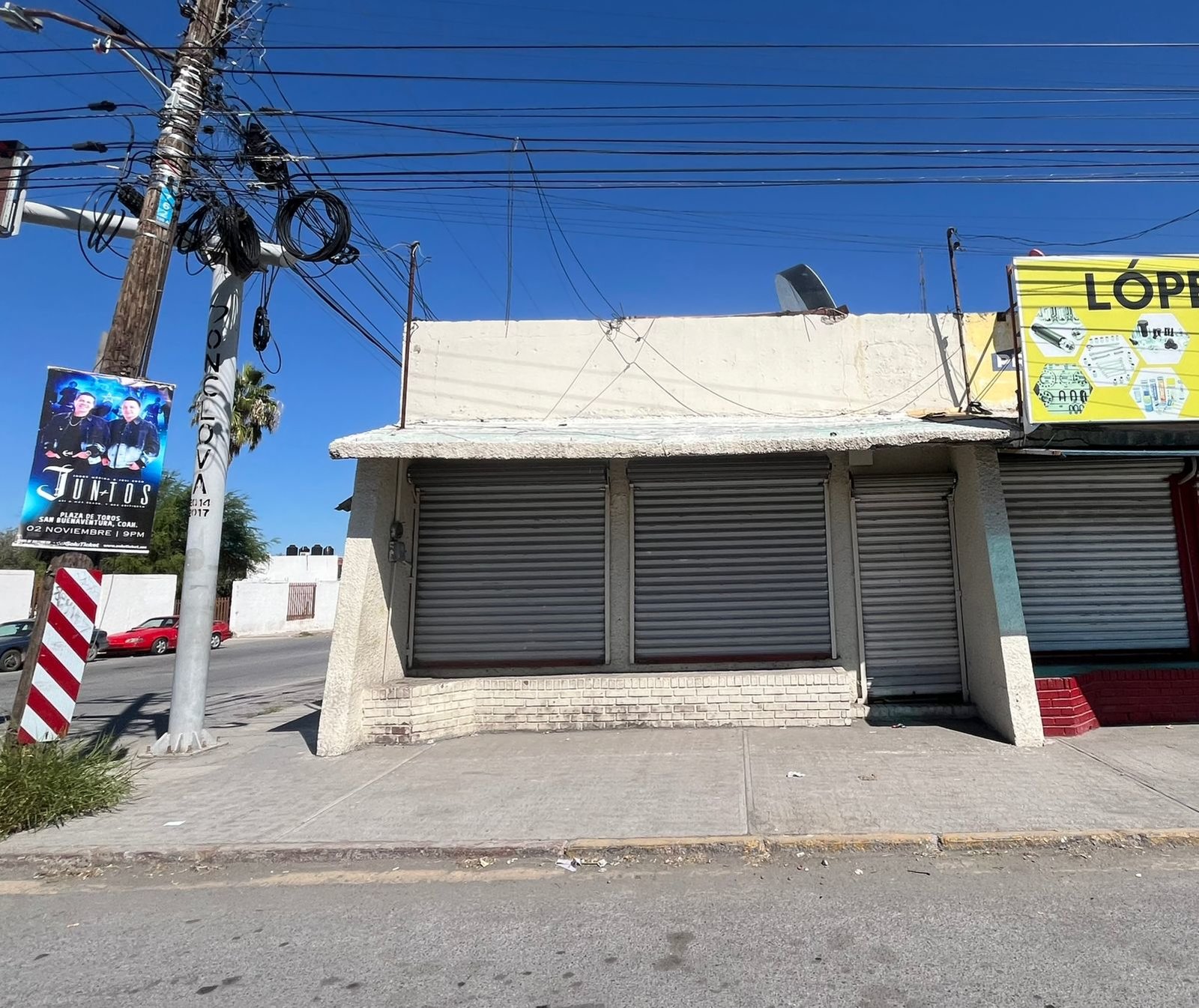 Comercio: En avenidas principales como el bulevar Benito Juárez y Francisco I. Madero, es común observar espacios comerciales vacíos.