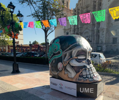 Catrinas, alebrijes y calaveras adornan y dan color a la Plaza de Armas y el Paseo Capital de Saltillo