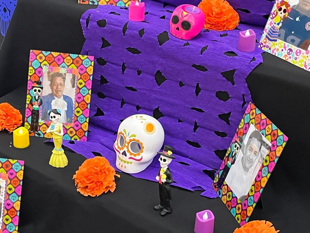Cultura: Las organizadoras de este gran altar son Gabriela Corral, Jenny Mancha y Rosa Isela.