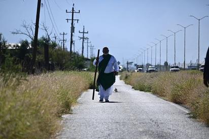 Arturo camina 18 km para llegar al ejido 8 de Enero con San Juditas  