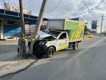 Repartidor choca contra poste tras ser embestido por conductor prófugo