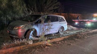 Camioneta sufre aparatosa salida de camino y moviliza a las autoridades 