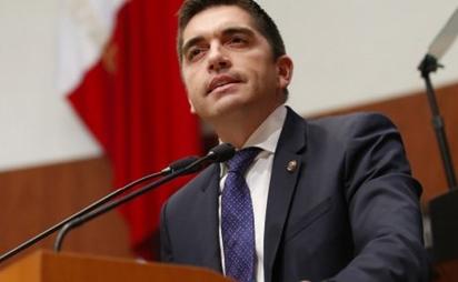 Exhiben a Senador de Morena por ignorante