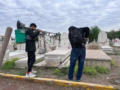 Agua escasea en pleno Día de Muertos en panteones de Monclova