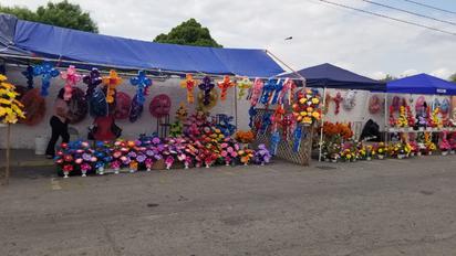 Floristas beneficiados con la venta del Día de Muertos
