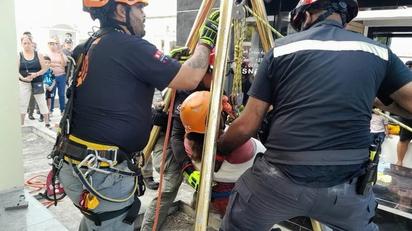 Caen dos mujeres al interior de tumba en Monterrey