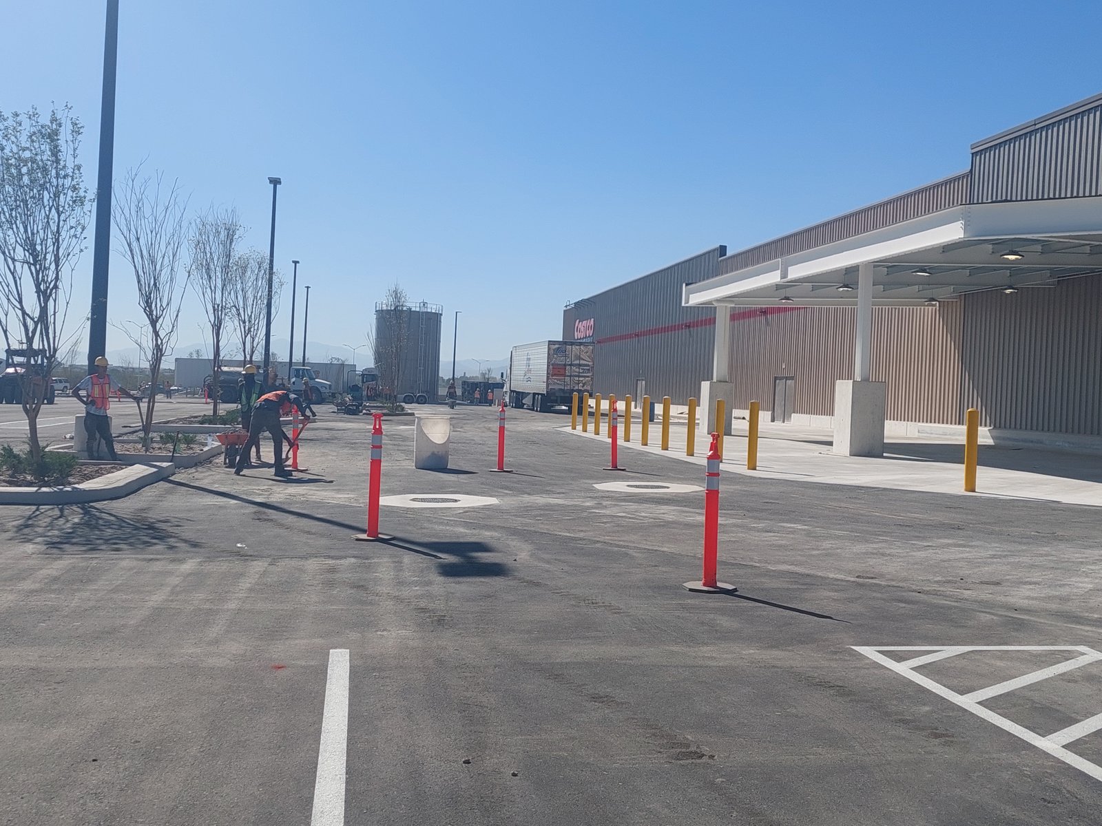 Costco: Cerca de 30 trabajadores calibran bombas de gasolina.
