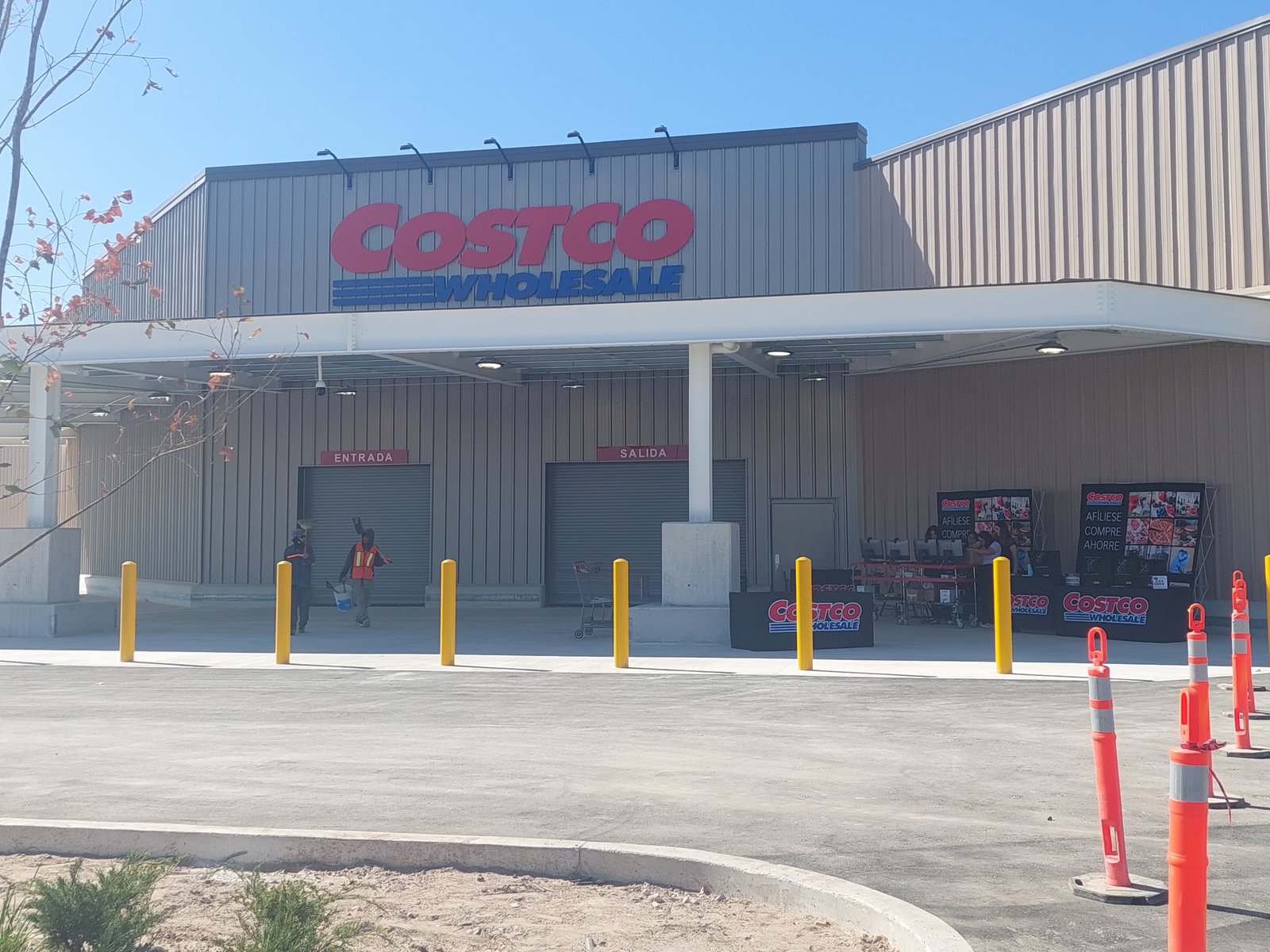 Costco: Cerca de 30 trabajadores calibran bombas de gasolina.
