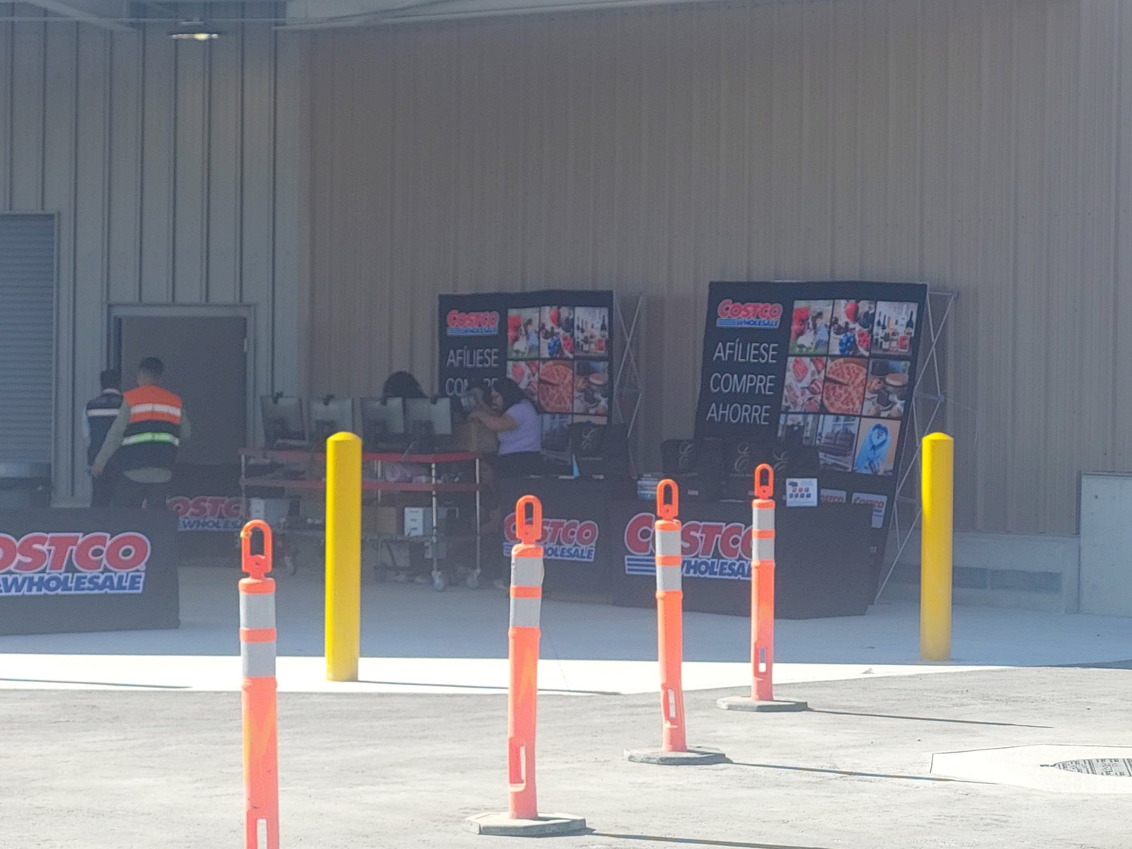 Costco: Cerca de 30 trabajadores calibran bombas de gasolina.
