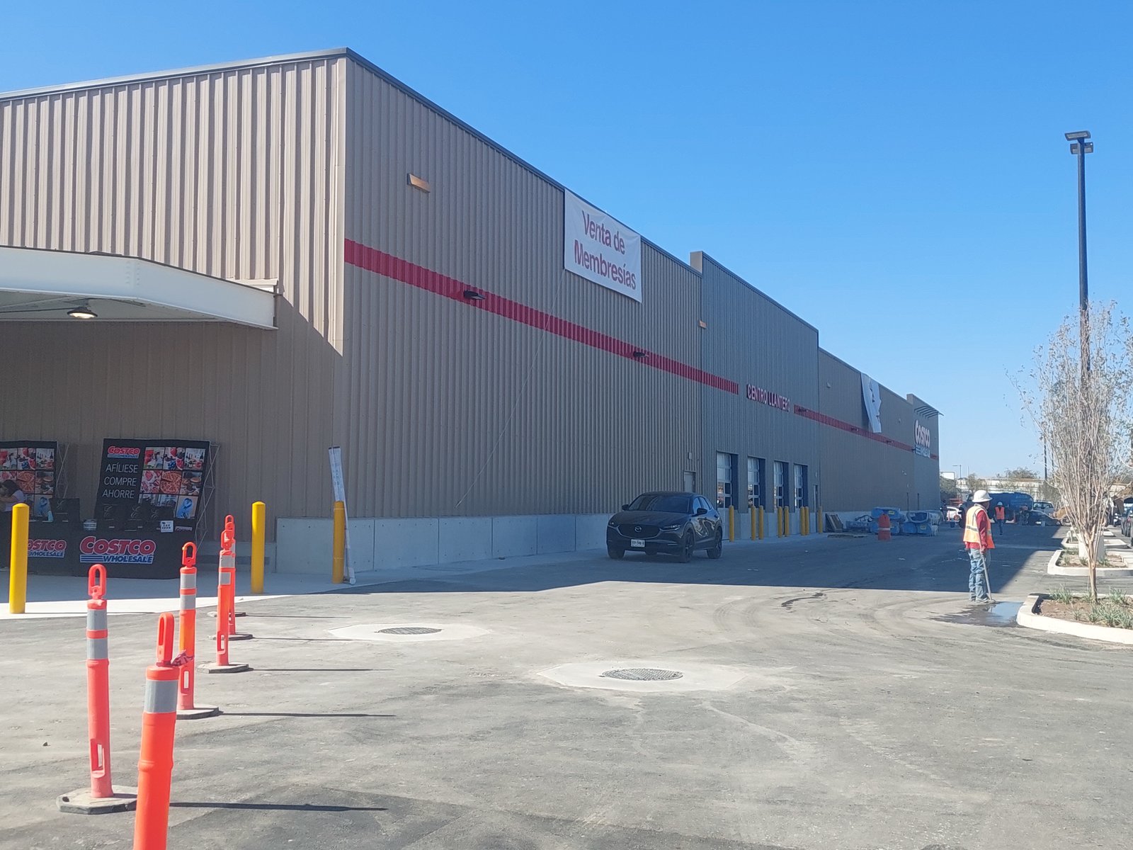Costco: Cerca de 30 trabajadores calibran bombas de gasolina.
