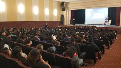 Estudiantes reciben conferencias sobre el uso de las redes sociales