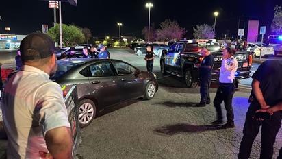 Mujer deja a su hijo dormido en el carro y policías lo extraen