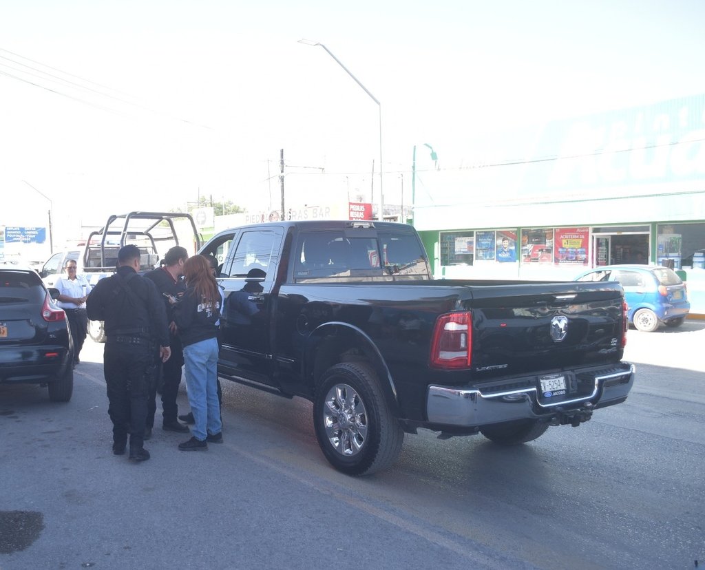 Policiaca : Tras varios intentos, los oficiales lograron someter al agresor, quien presentaba aliento alcohólico.