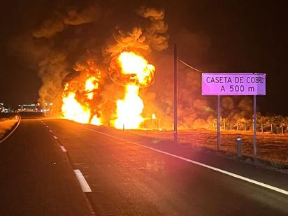 Pipa vuelca y se incendia en la 57: operador perdió la vida calcinado