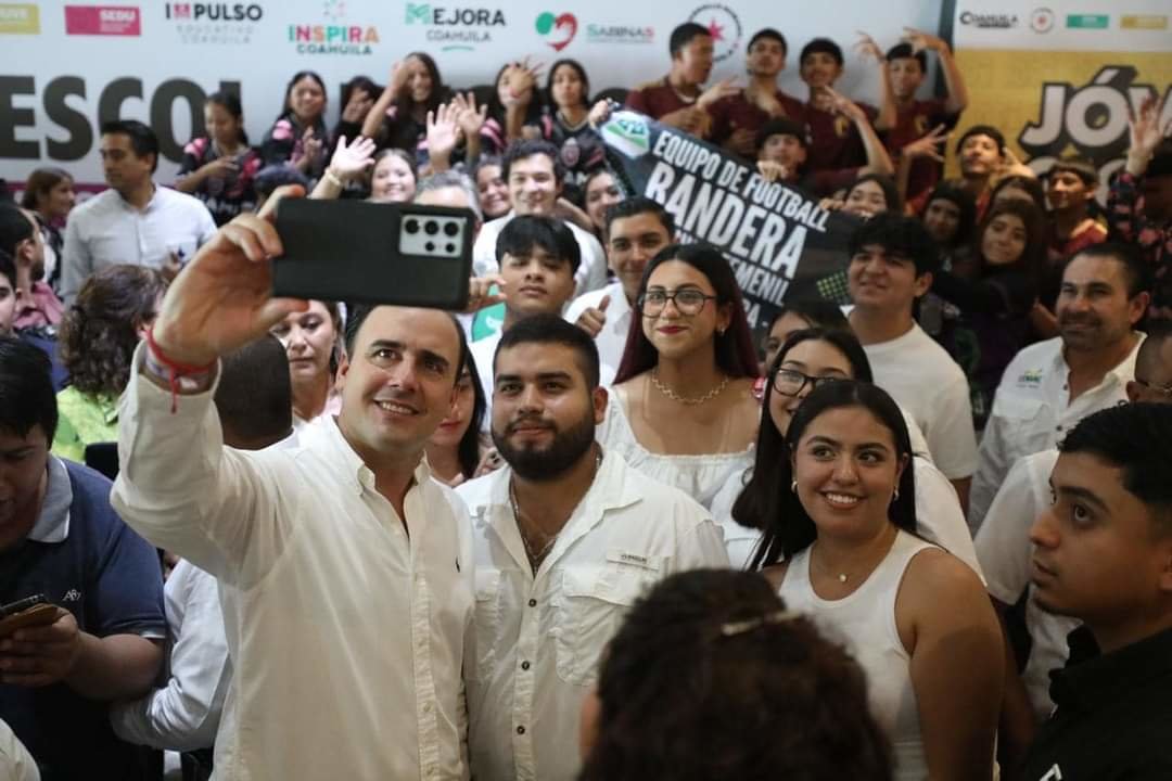apoyos escolares: Más de 2,500 becas entregadas a jóvenes destacados en áreas académicas y deportivas