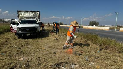 Realizan limpieza en la carretera 30