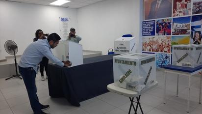 Regidor en riesgo de ser expulsado vota por Adriana