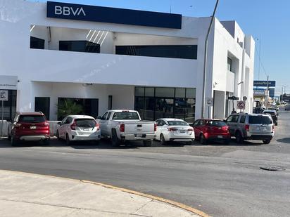 Automovilistas ignoran los señalamientos viales y se estacionan en espacios no aptos
