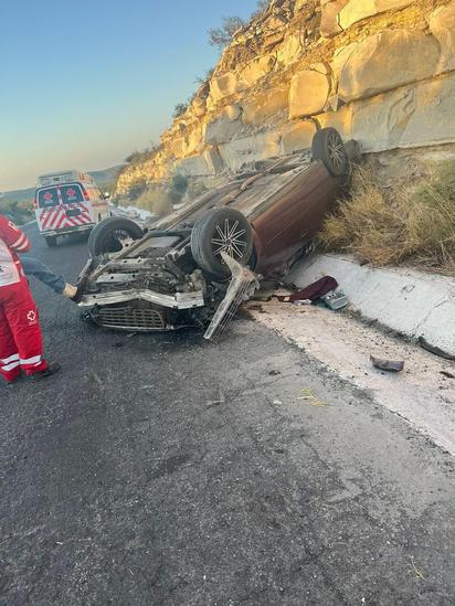 Michoacano vuelca en la autopista Premiere en Allende