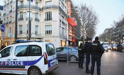 Hombre que amenaza con suicidarse mantiene 4 rehenes en restaurante cerca de París