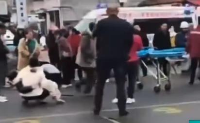 Vehículo atropella a estudiantes y padres frente a escuela primaria en China