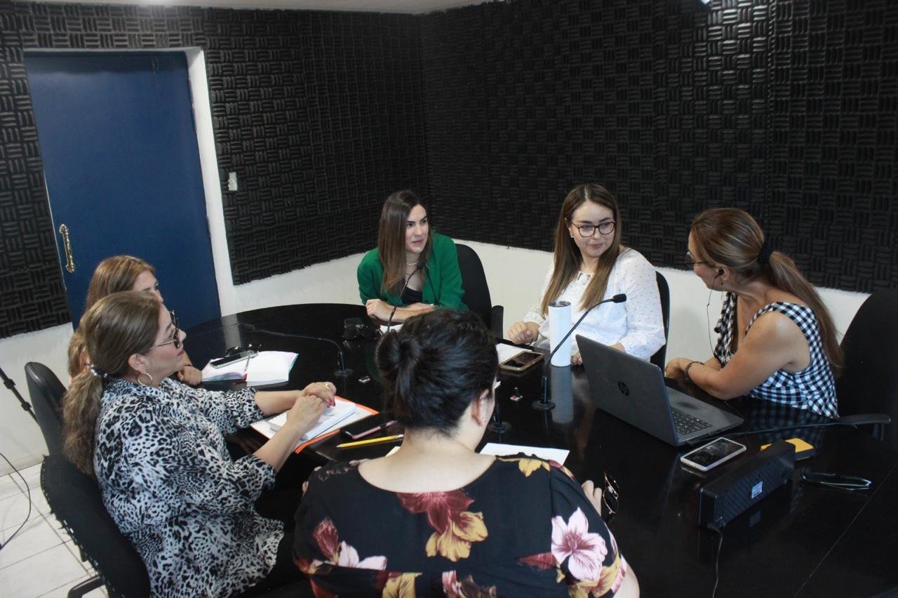 programa : Las mujeres son protagonistas en el espacio, abordando temas cotidianos con un enfoque cercano.
