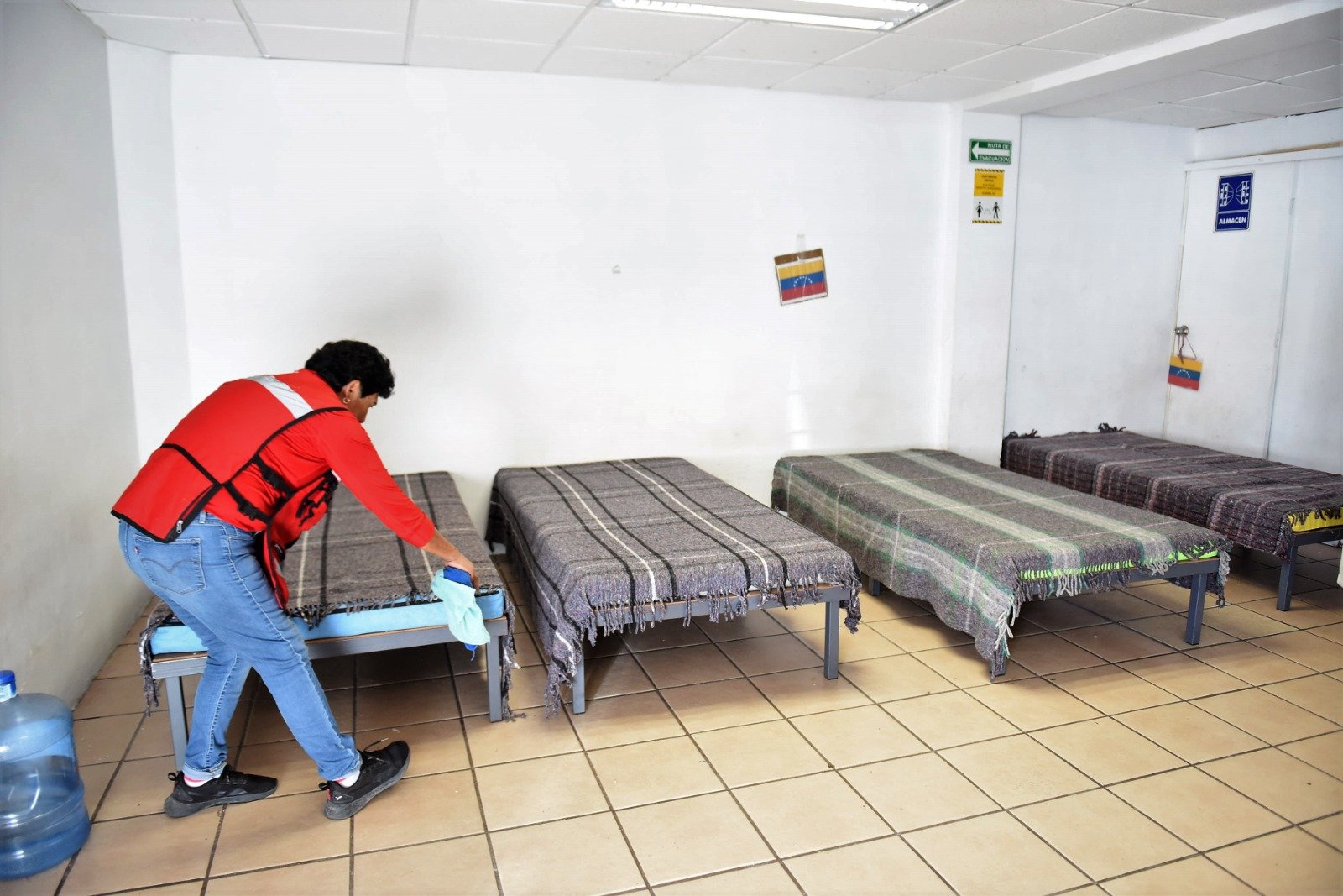 bajas temperaturas : Cada albergue tiene capacidad para 25 personas y ofrece comida y hospedaje.
