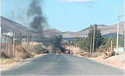 Reportan bloqueos carreteros en Pinos, Zacatecas; hay quema de vehículos